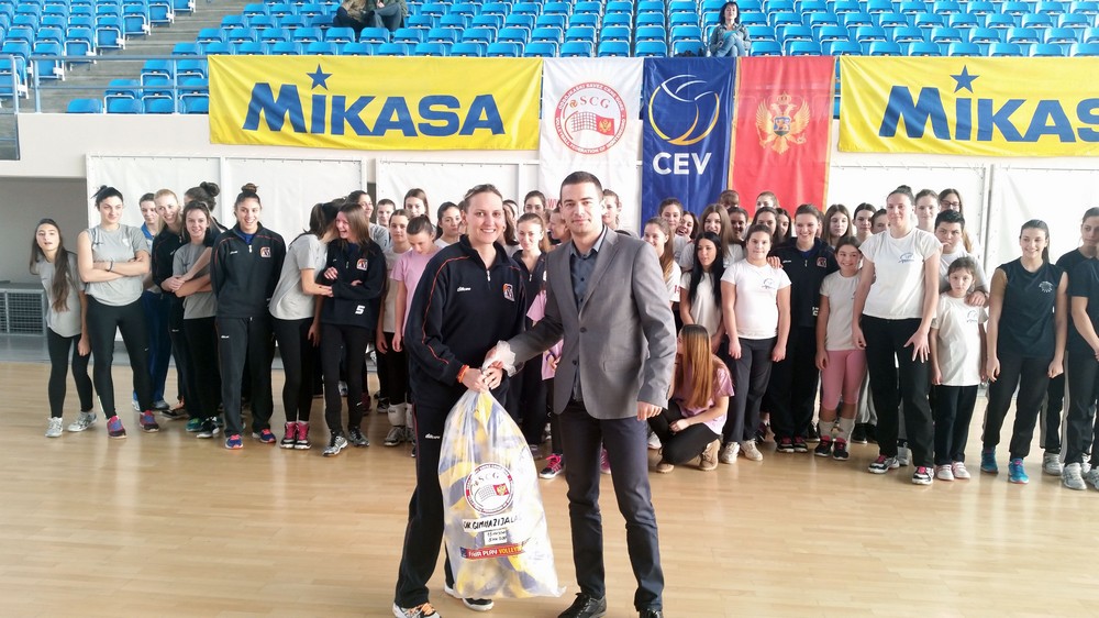 Generalni sekretar OSCG Ivan Bošković uručio lopte kapitenu Gimnazijalca Tamari Pajović