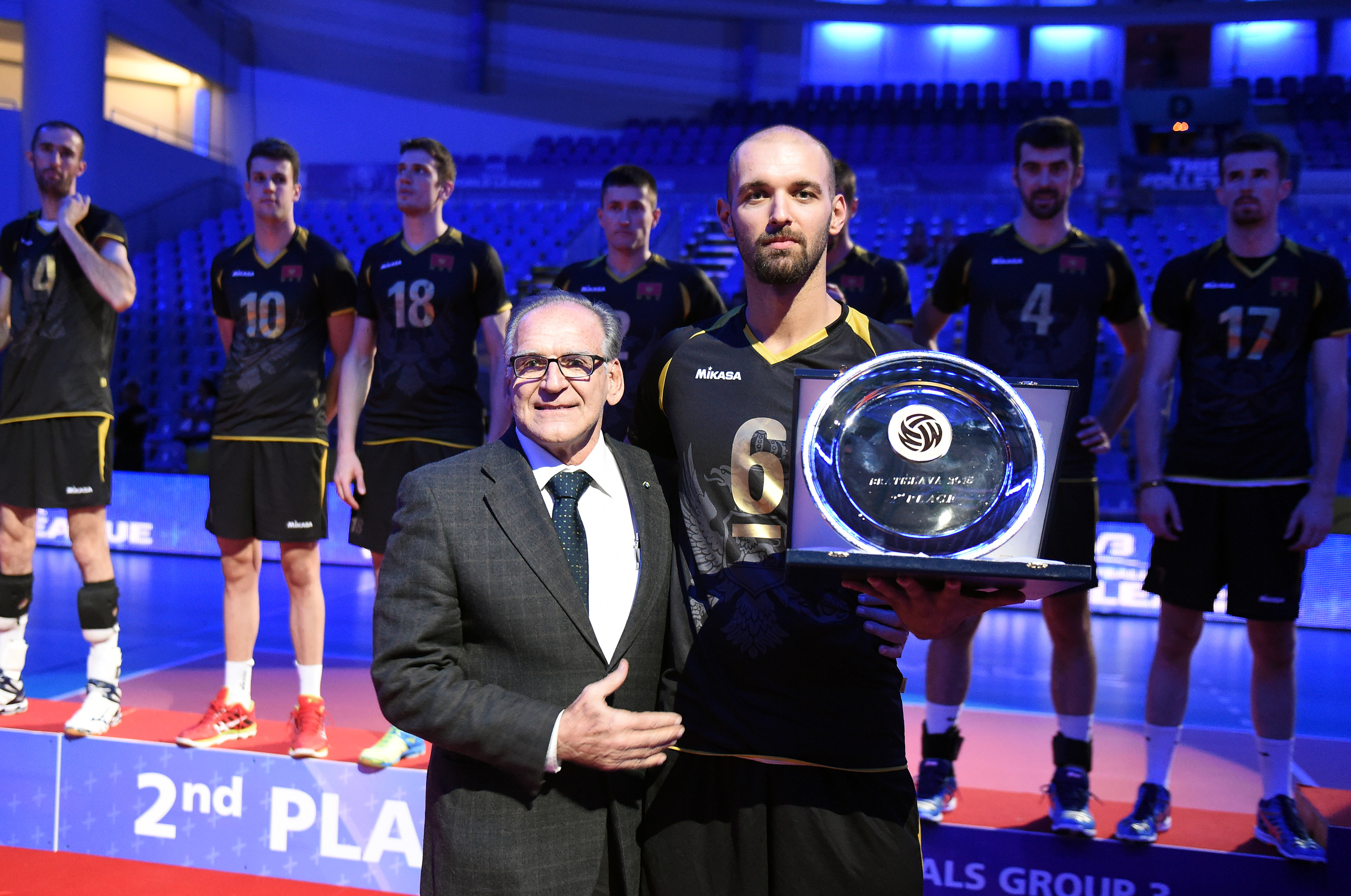 vojin cacic prima nagradu odbojka crna gora svjetska liga volleyball montenegro